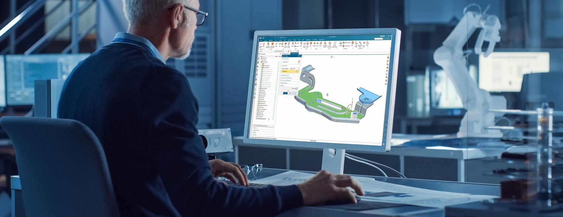 Konstrukteur vor Computer mit Siemens NX Blech