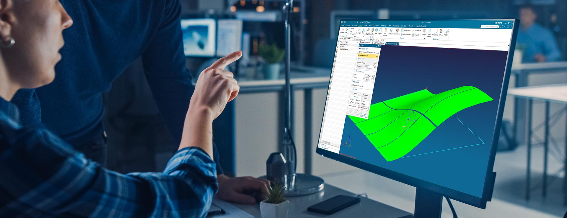 Konstrukteur vor Computer mit NX Freiform Modell