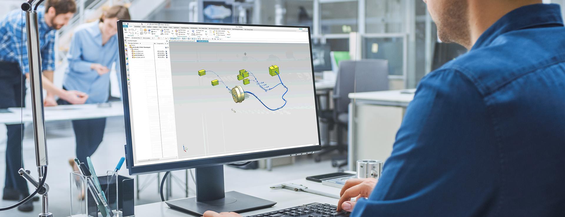 Konstrukteur vor Computer mit Siemens NX Routing