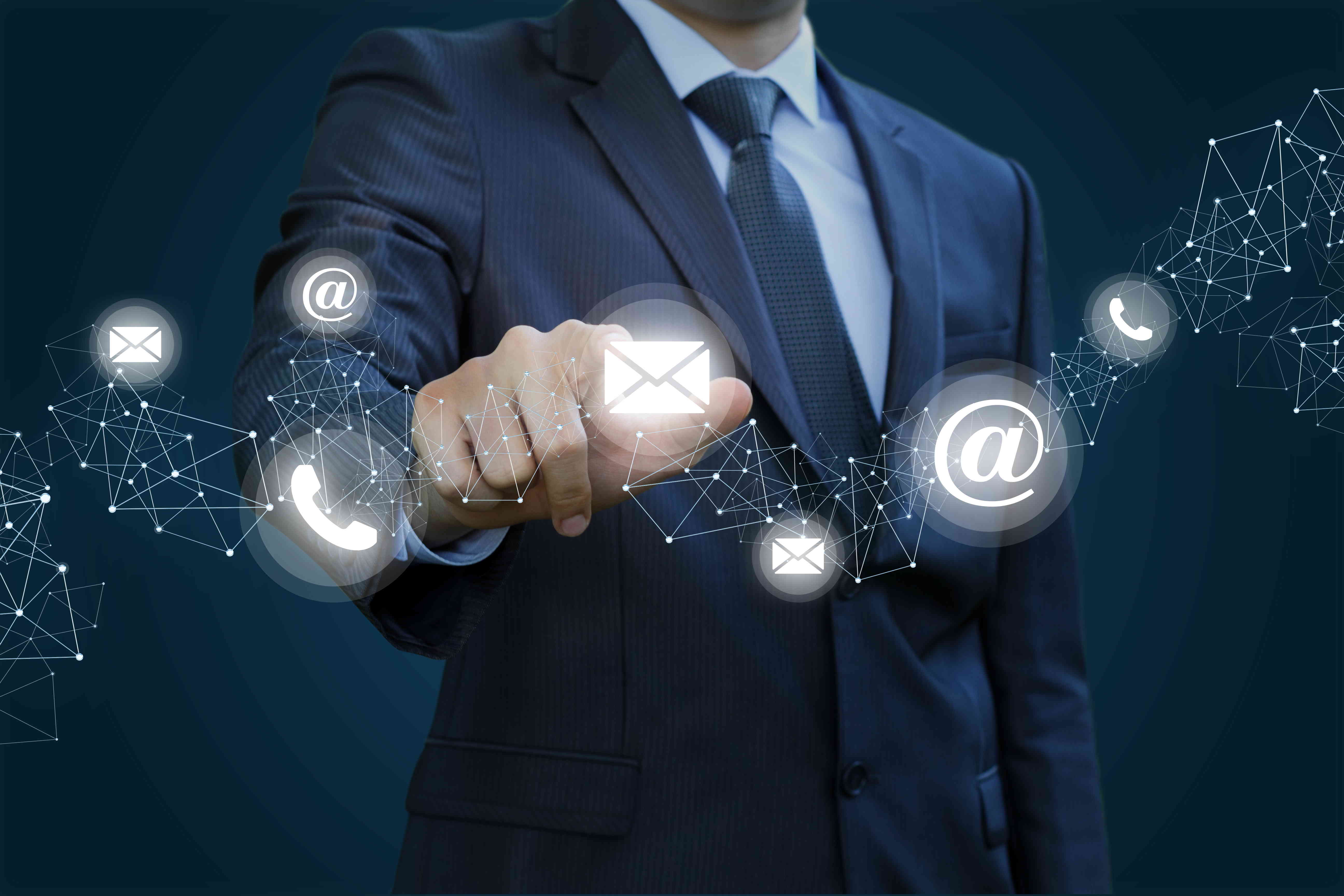 Person klickt auf Newsletter Siemens NX Newsletter
